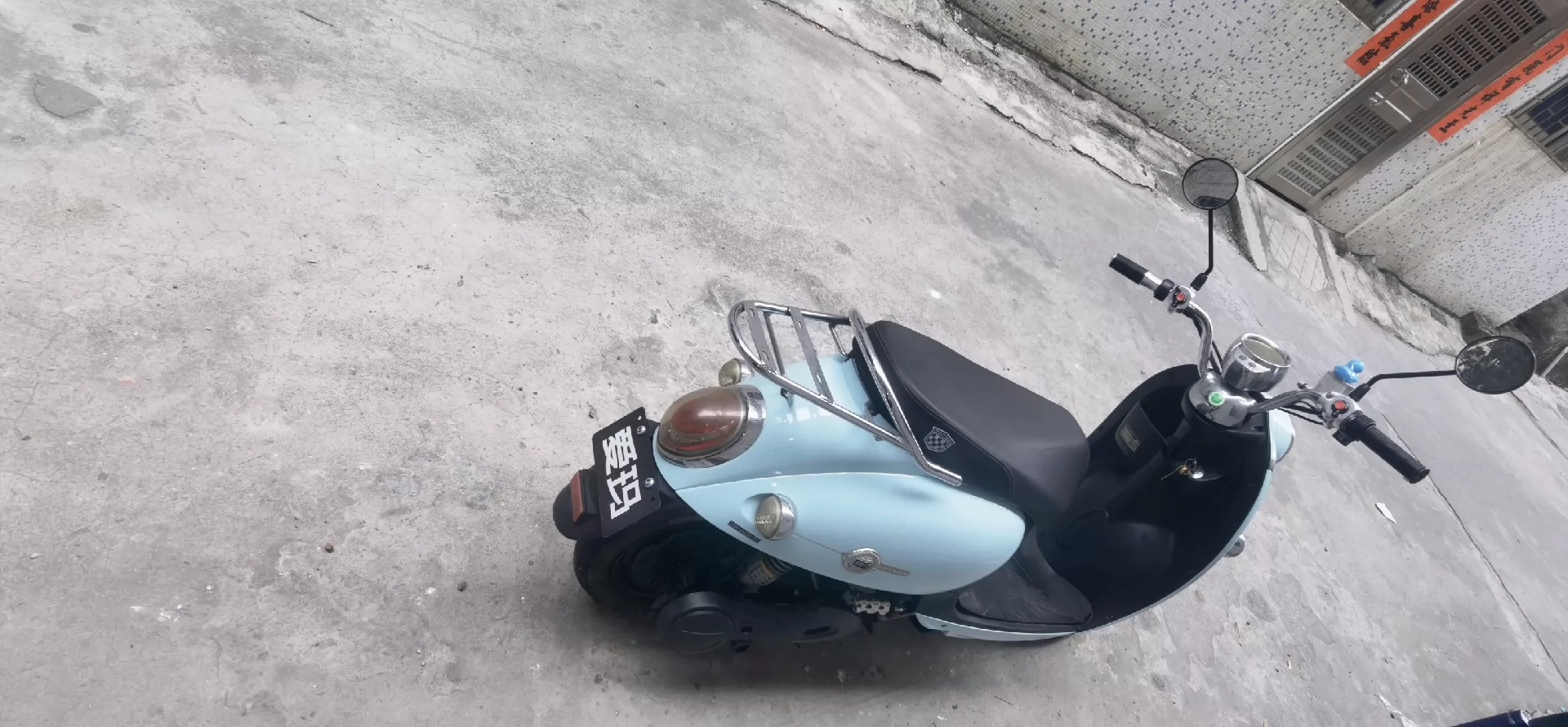 人诚意出售台闲置绿源电动车 成色8.5新 发票己遗失 绝非盗抢车辆 可签转让协议出售 电池一般 续航40公里左右 后面轮胎需要更换 其它一切正常